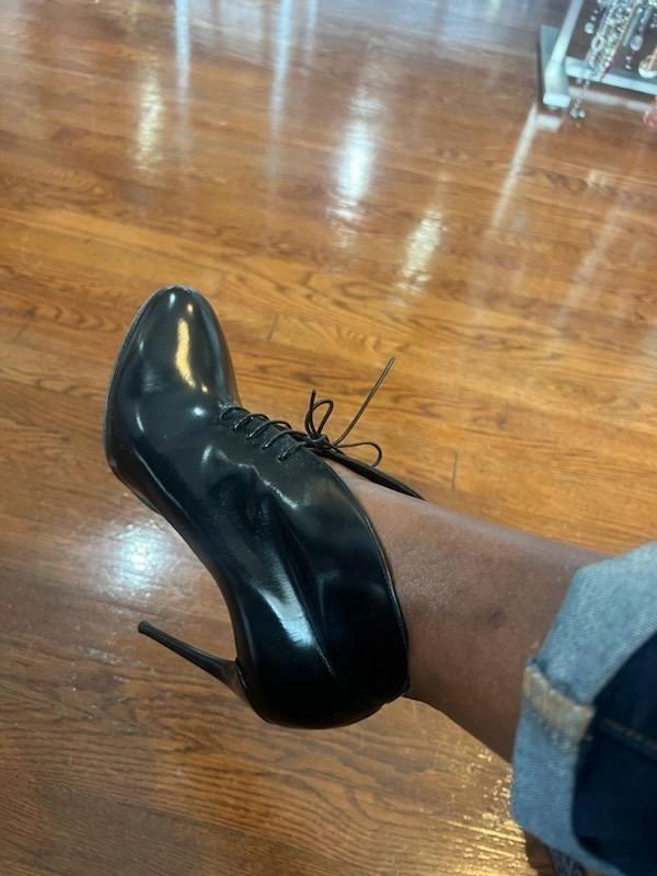 Gucci Pelle Black Lace Up Booties Size 38.5